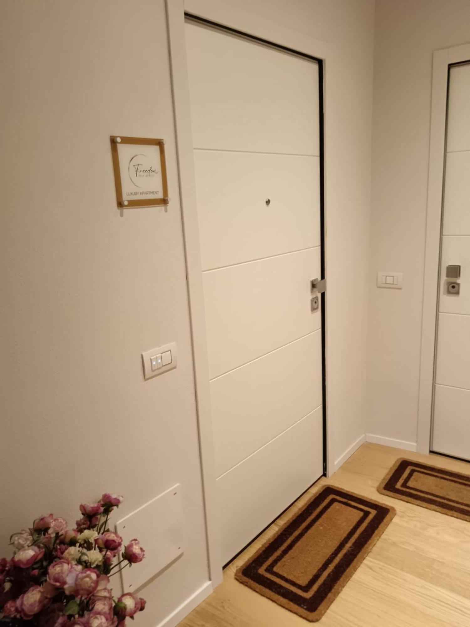 Freedom Suites Parma Bagian luar foto